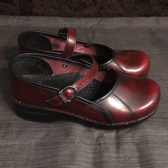 maroon danskos